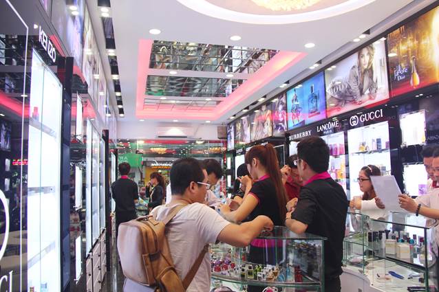 Không khí mua sắm của một cửa hàng Thế Giới Nước Hoa những ngày giảm giá đầu tiên.