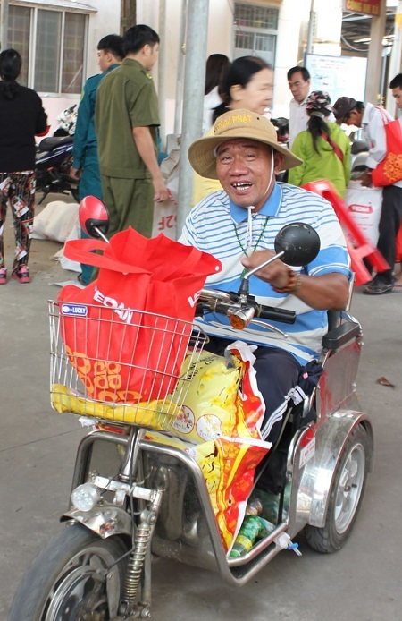 Một người dân xã Phước Thái (Đồng Nai) nhận quà Tết từ Vedan.