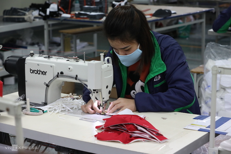 Nữ công nhân Công ty cổ phần Đầu tư & Thương mại TNG (Thái Nguyên) sản xuất khẩu trang từ vải nano kháng khuẩn. Ảnh: Ngọc Thành