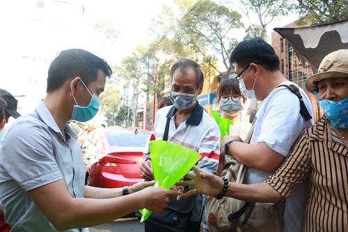 Mỗi năm, Công ty Dầu Tràm Cung đình đều trích 1% doanh thu để tổ chức chương trình từ thiện, giúp đỡ cộng đồng.