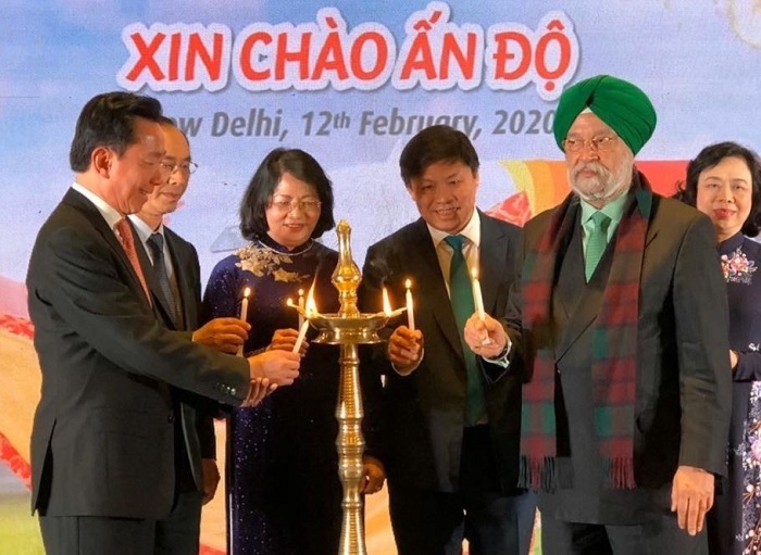 Nghi thức công bố khai trương các đường bay của Vietjet. Từ trái sang phảĐại sứ Phạm Sanh Châu, Thứ trưởng Bộ GTVT Lê Đình Thọ, Phó Chủ tịch nước Đặng Thị Ngọc Thịnh, Phó Chủ tịch Vietjet Nguyễn Thanh Hùng và Ngài Hardeep Singh Puri - Quốc vụ khanh phụ trách Hàng không Ấn Độ (Từ trái qua phải)