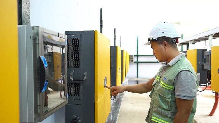 Kỹ sư công ty DAT Solar vận hành hệ thống điện mặt trời.