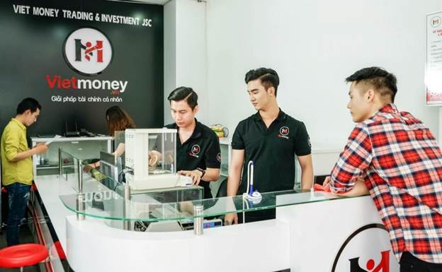 Nhân viên phục vụ khách hàng tại chi nhánh.