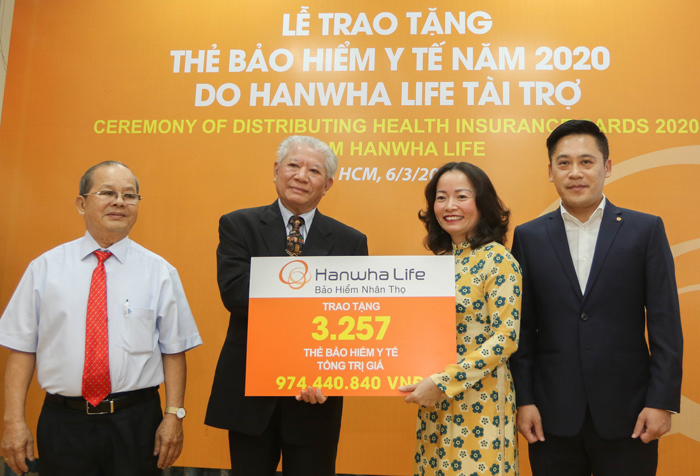 Bà Nguyễn Nhã Ngọc Trâm Anh (thứ 3 từ trái qua) trao bảng tài trợ tượng trưng 3.257 thẻ bảo hiểm y tế cho ông Trần Thành Long (thứ 2 từ trái qua) - Chủ tịch Hội Bảo trợ Bệnh nhân Nghèo TP HCM.