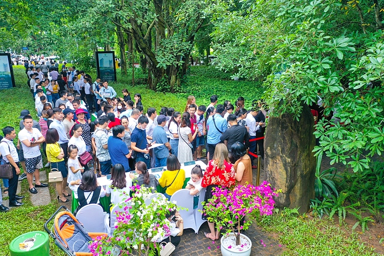 7h30 sáng, dù trời còn mưa, hơn 400 khách đã có mặt, xếp hàng check-in tại khu vực đăng ký tham quan nhà mẫu trong công viên mùa xuân.