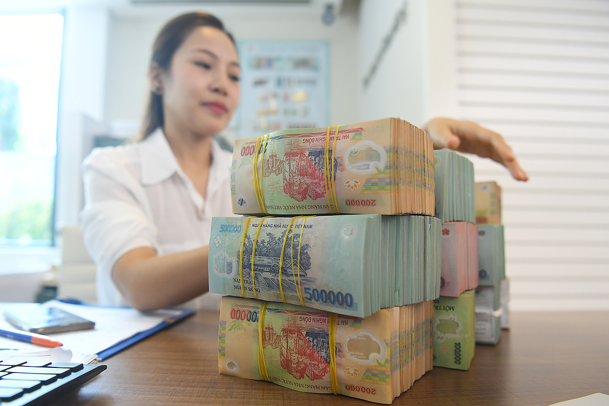 Giao dịch tại một ngân hàng cổ phần ở Hà Nội. Ảnh: Giang Huy.