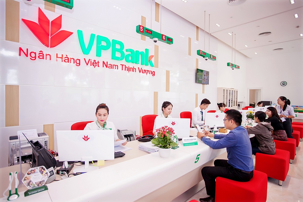 Khách hàng giao dịch tại VPBank.