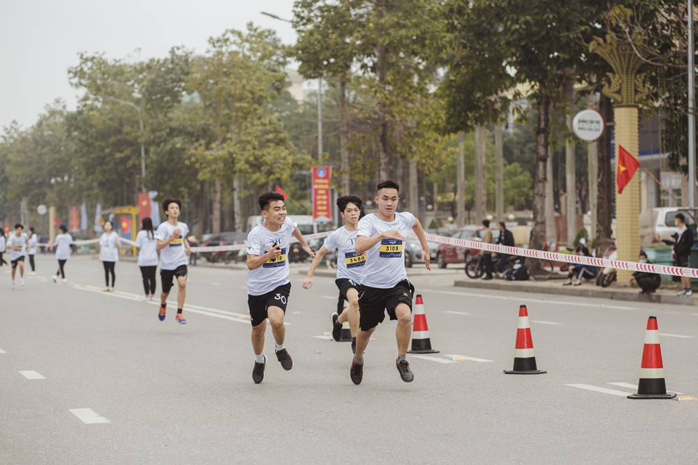 Các em học sinh bứt tốc về đích tại giải S-Race.
