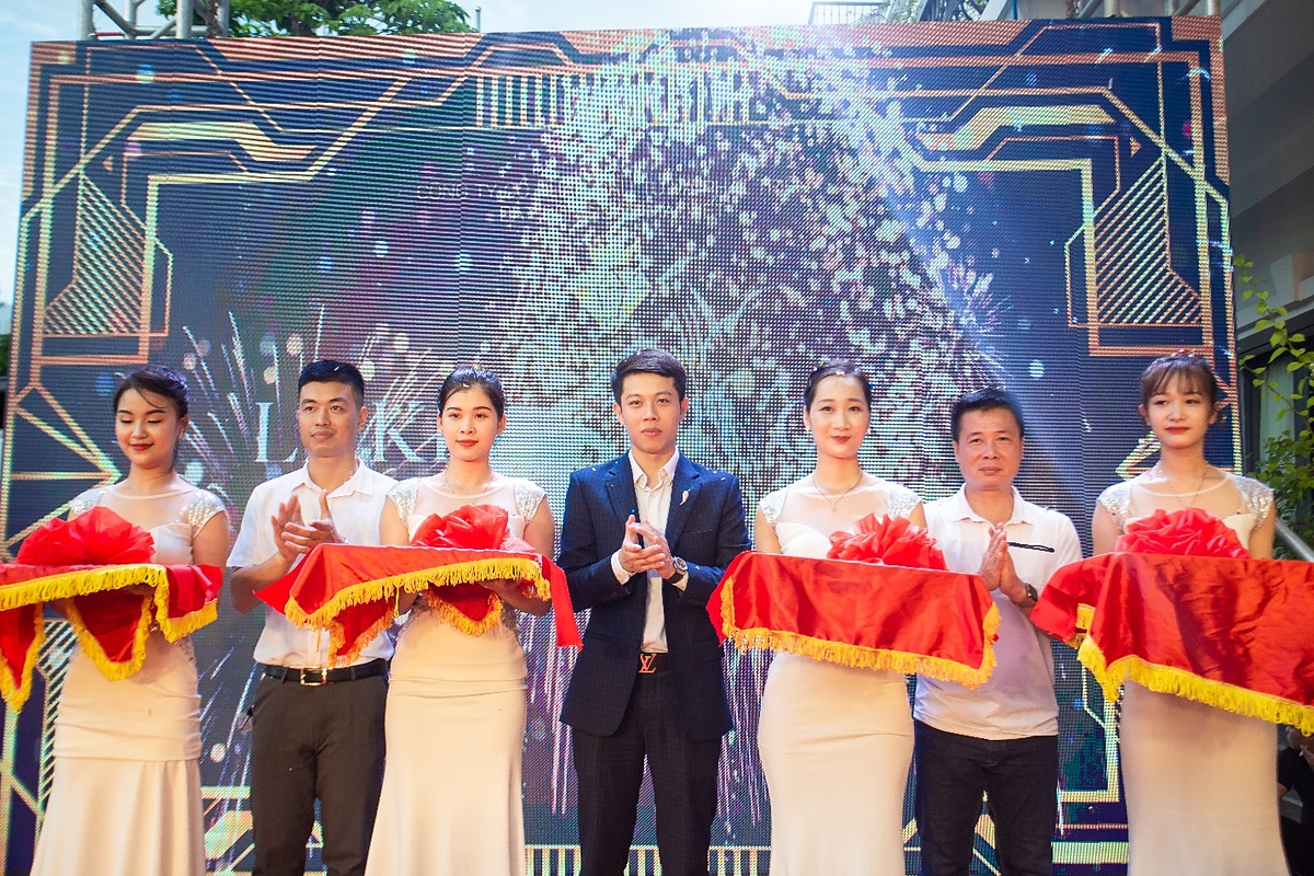 Ông Phạm Quốc Việt tại buổi lễ khai trương sàn giao dịch bất động sản Crown Land, Quảng Ninh.