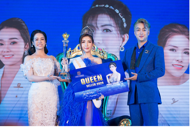 Tại sự kiện, Nhật Kim Anh trao giải Queen Seller 2020 cho nhà phân phối Bình Tân - Phan Khánh Nhi.