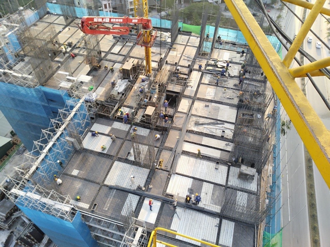 Dự án đã xây dựng tới tầng 13, hệ thống thoát nước, cấp nước đường nội bộ cũng đang được thi công hoàn thiện. Ảnh: Công ty CP Đầu tư và Phát triển Nhà số 6 Hạ Long.