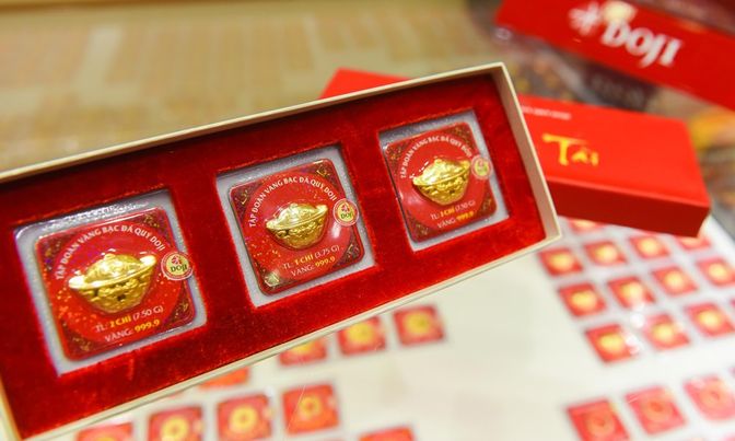 Vàng trưng bày tại cửa hàng. Ảnh: DOJI.