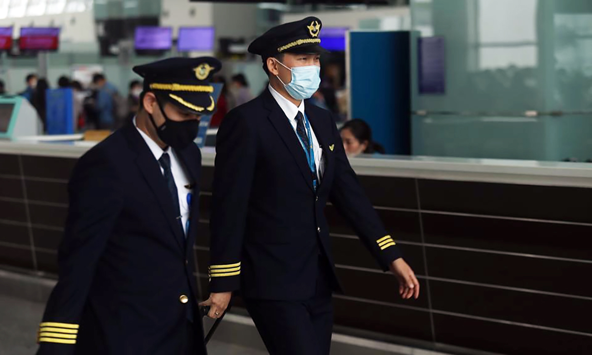 Phi công Vietnam Airlines tại sân bay Nội Bài. Ảnh:Gia Chính.