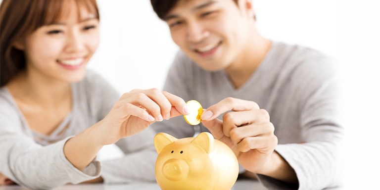 Cha mẹ nên có một khoản tiền dự trữ để đầu tư cho tương lai của con.