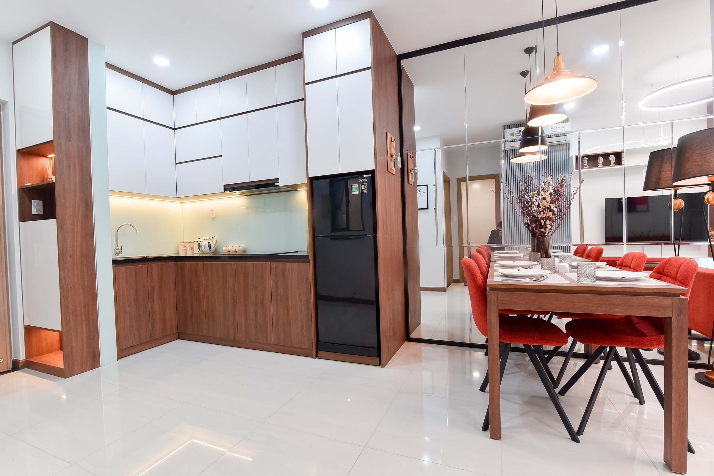 Tủ bếp hoàn thiện bằng vật liệu cao cấp của thương hiệu uy tín. Ngay tại khu bếp còn lắp hệ thống nước uống tại vòi.