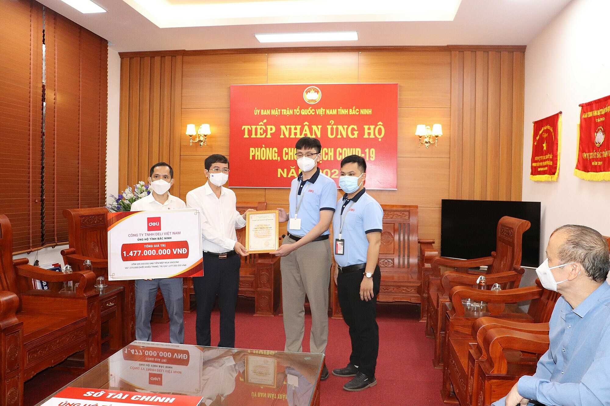 Đại diện Deli Việt Nam trao tặng tiền ủng hộ và khẩu trang tới quỹ phòng chống Covid của Uỷ ban MTTQVN tỉnh Bắc Ninh