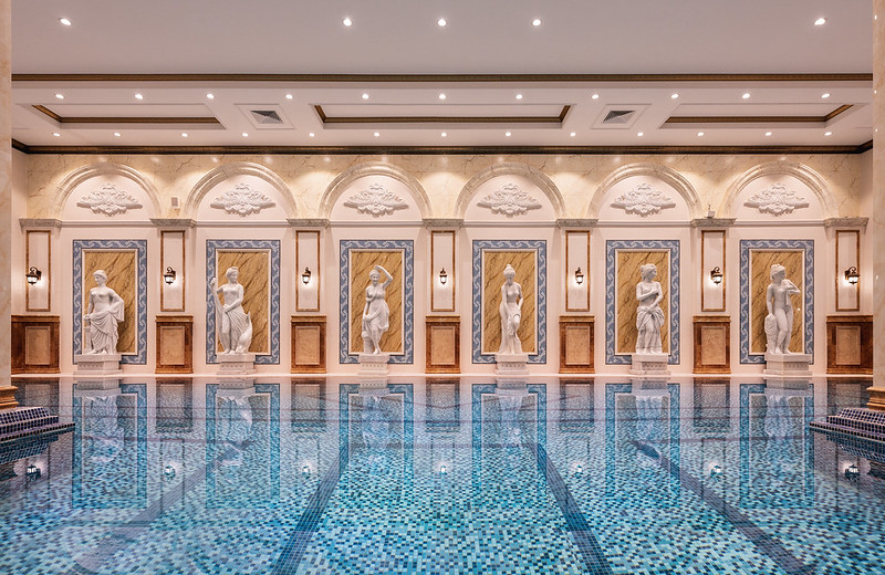 D’. Palais Louis sở hữu cụm bể bơi bốn mùa trên độ cao 120m tại tầng mái tòa nhà.