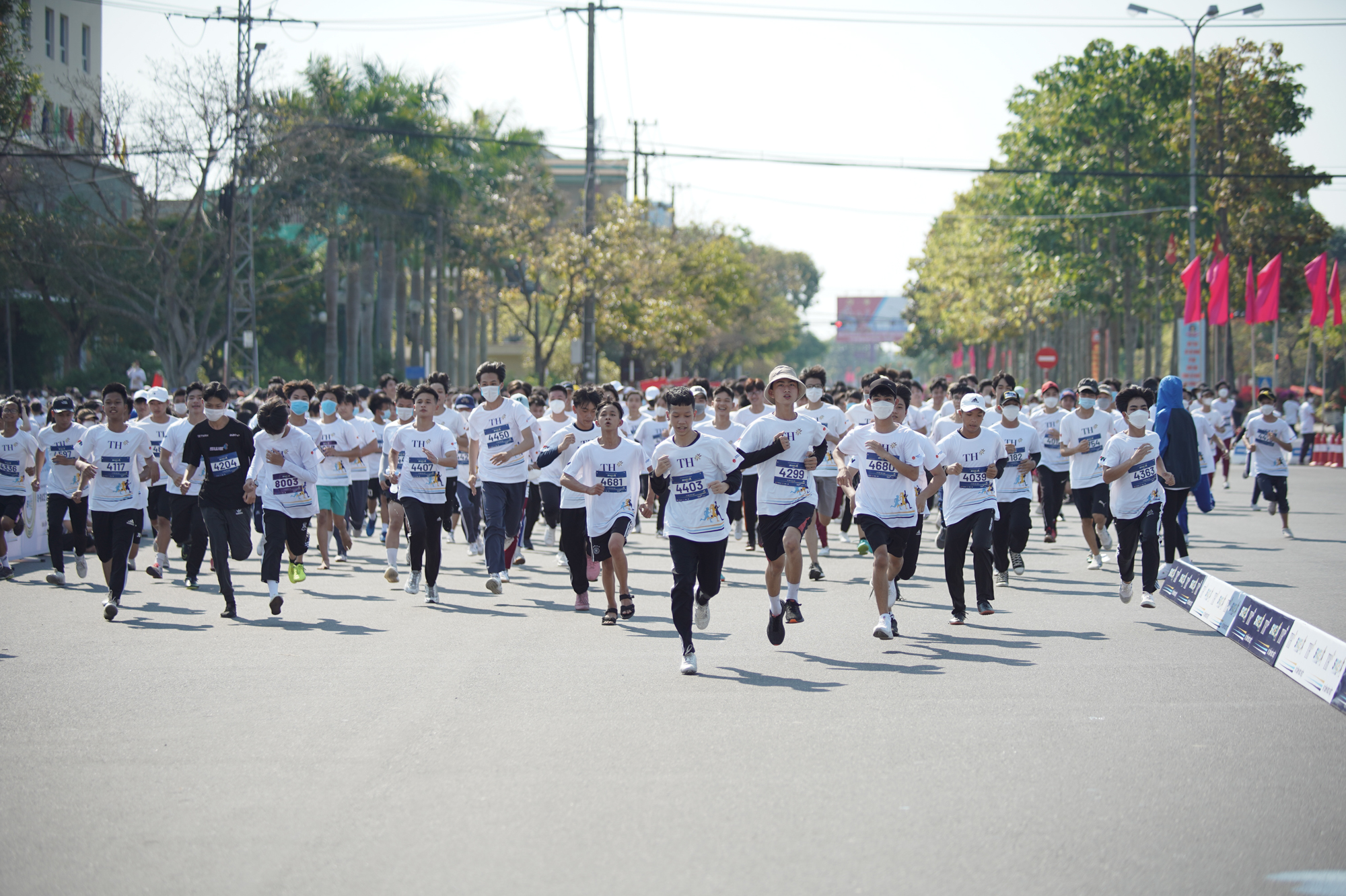 Các em học sinh trên đường chạy S-Race Quảng Nam.