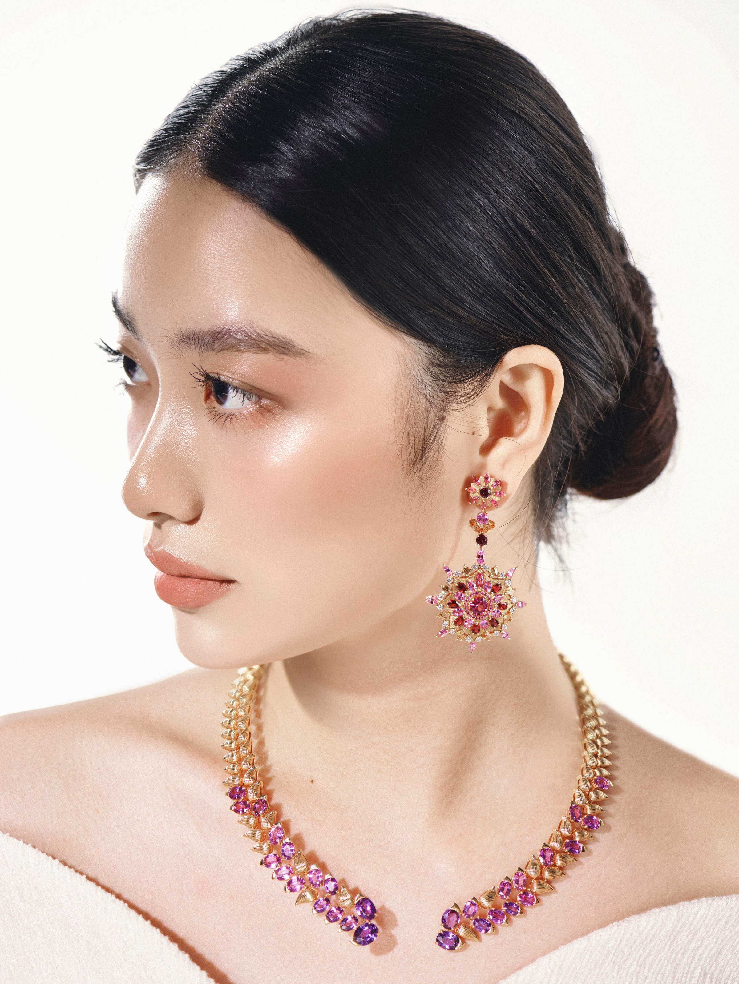 Hoa cỏ, thiên nhiên luôn hiện hữu trong các mẫu trang sức Piaget, điển hình là vòng Heliconia Nectar (mật ngọt hoa Thiên điểu). Các nghệ nhân tốn một năm mới tìm đủ lượng đá quý cho mẫu độc bản này, đồng điệu với hoa tai Amalfi Sunset.