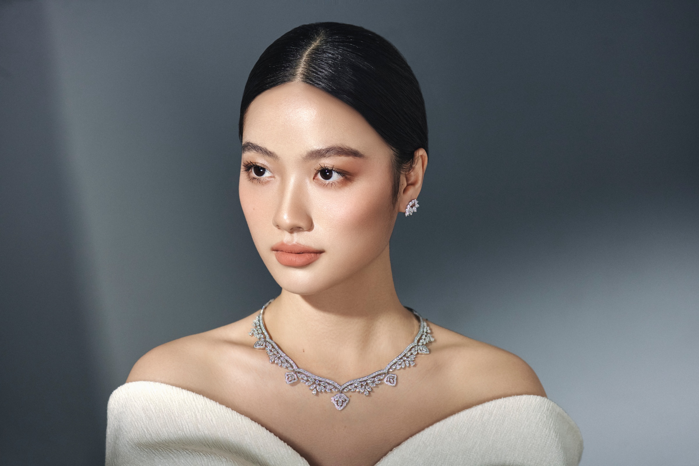 Vòng Muqarnas Sparkling lấy cảm hứng từ vòm trang trí trong các công trình Hồi giáo hàng nghìn năm tuổi ở Samarkand - thành phố lớn thứ hai ở Uzbekistan, cách thủ đô Tasken khoảng 350 km. Sự giao thoa giữa lịch sử, văn hóa và nghệ thuật gói gọn trong chiếc vòng, thay chủ nhân kể câu chuyện một cách tinh tế, đại diện thương hiệu nói.