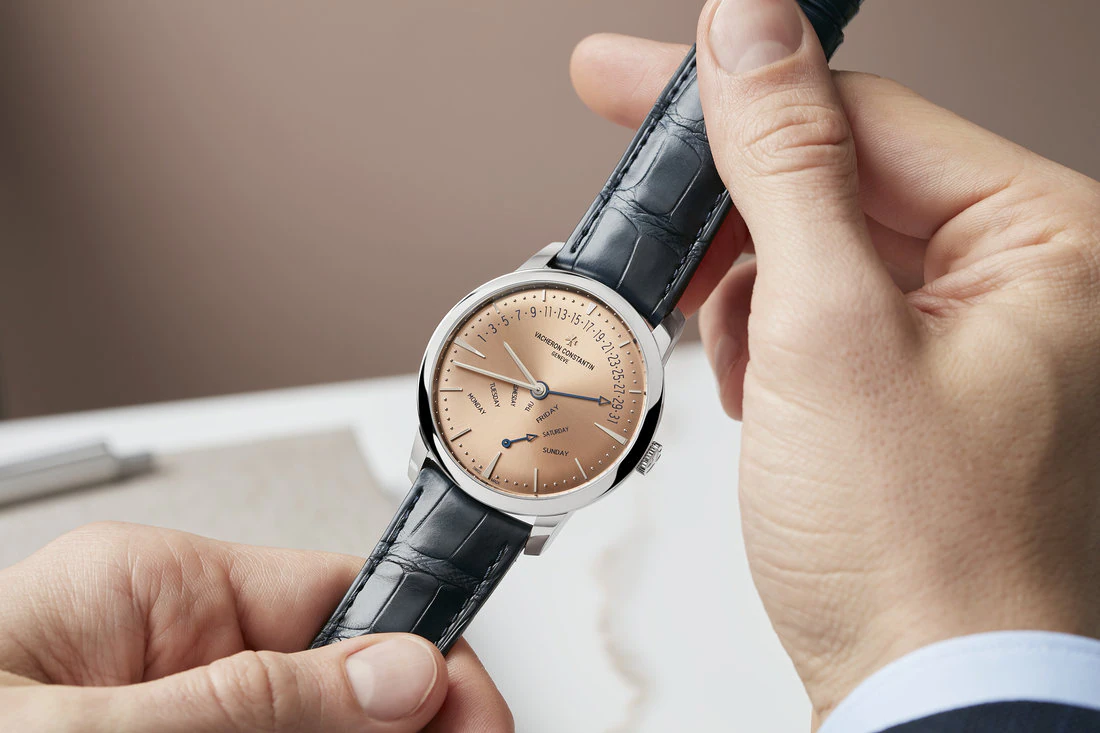 Patrimony retrograde day-date mặt số màu cá hồiMẫu thứ ba trong bốn phiên bản hiển thị kim hồi thuộc về bộ sưu tập Patrimony. Sau những lần xuất hiện tại Watches & Wonders 2017 và 2020, Patrimony retrograde day-date viết tiếp câu chuyện của kim hồi trên mặt số mới - gam cá hồi (salmon), được nhiều thương hiệu ưa chuộng những năm gần đây.