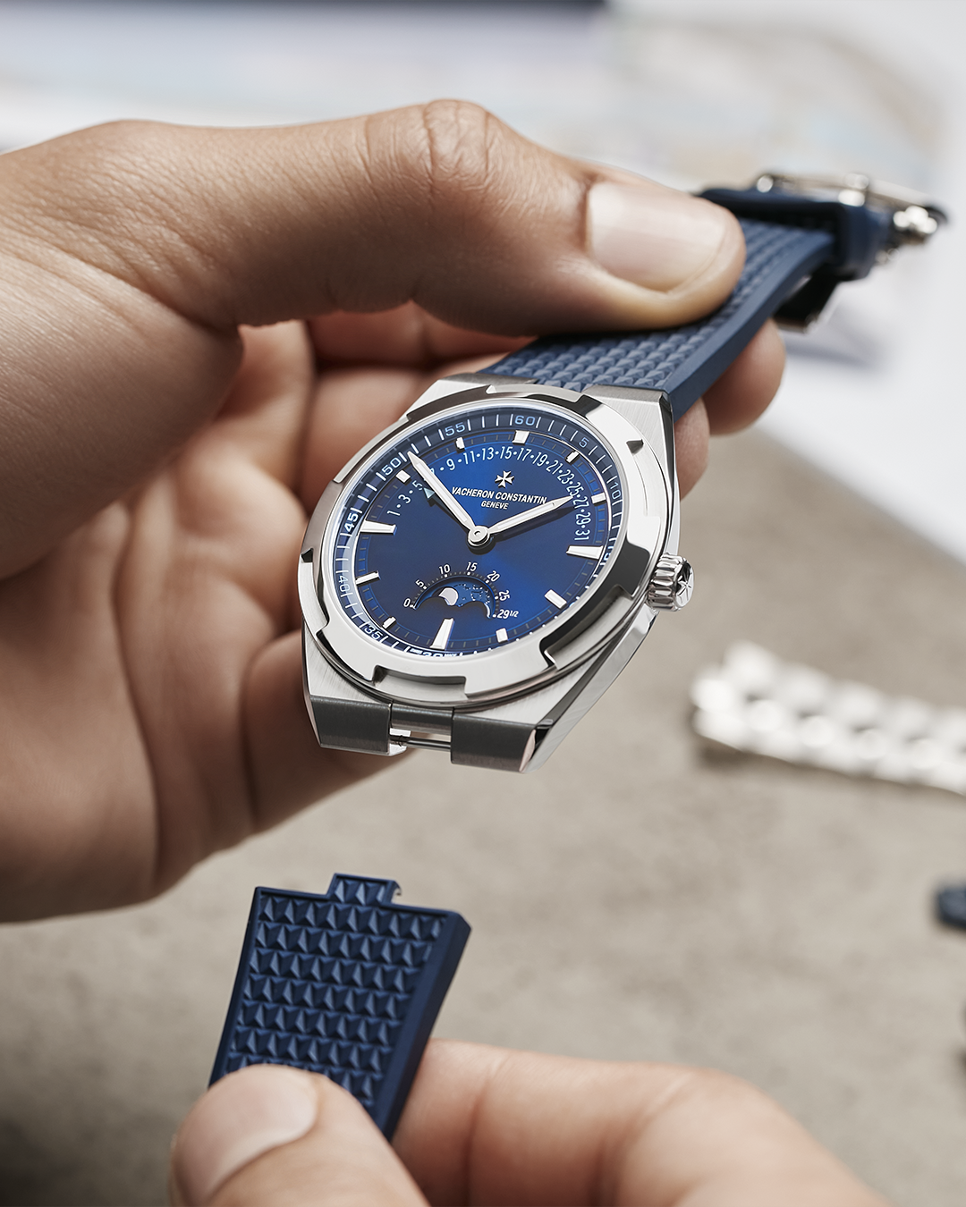 Vacheron Constantin đặt Overseas moon phase retrograde date ở giao điểm giữa kỹ thuật tinh vi và thẩm mỹ nhất quán, kết hợp cơ chế lịch tuần trăng với lịch ngày kim hồi bên trong dáng vẻ khỏe khoắn.