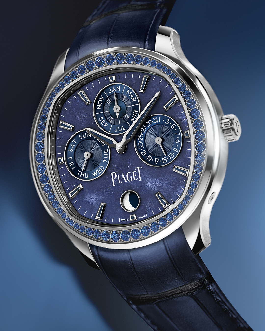 Giới mộ điệu cũng có thể tham khảo mẫu Piaget Polo mới sắc xanh lam. Theo đại diện nhà sản xuất, không bao giờ có hai chiếc Polo Perpetual Calendar Obsidian giống hệt nhau, do hiện tượng thiên nhiên độc đáo hình thành nên mặt đá hắc diện thạch bạc. Piaget kết hợp viên đá quý với lịch vạn niên - cơ chế biểu tượng của ngành đồng hồ cao cấp. Vành bezel được tô điểm bởi ngọc bích xanh đậm.